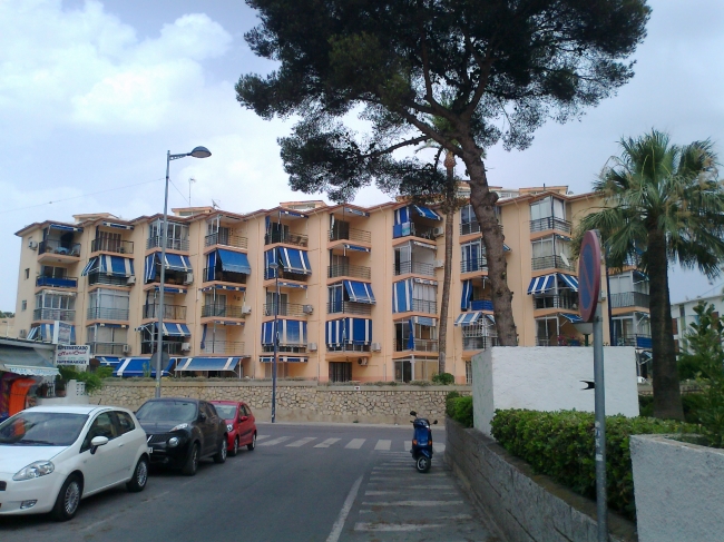 Apartamentos Archanda, from Calle de Santander, with the small Supermarket on the far left of the picture