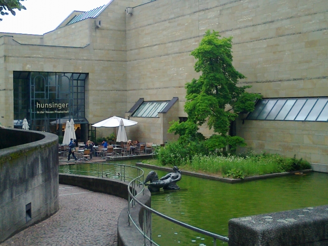 Neue Pinakothek, Aussenanlage mit Café