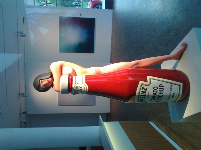 Mel Ramos "Heidi" (oder 'das mit der Ketchup-Flasche'...), Pin up in 3D, gefunden in der Galerie an der Commerzbank, gegenüber vom Bayerischen Hof