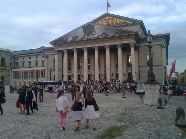 Massen auf dem Opernplatz, 