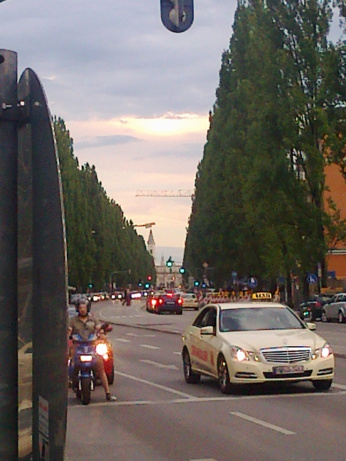 Leopoldstraße zur Blauen Stunde, 