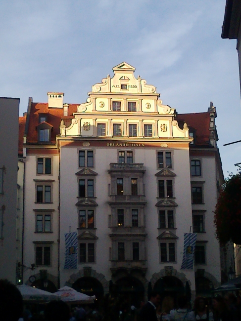 The setting sun on the roof of Orlando Haus, Am Platzl, Munich, right across Hofbräuhaus