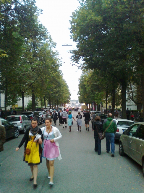 The crowd on its way to the Oktoberfest, looking down Mozartstraße towards the Festwiesn, with the Bavaria in the distance