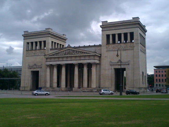 Großes Tor zwischen Glyptothek und Antikensammlung, 