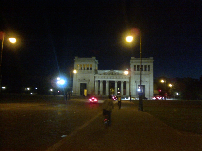 Großes Tor auf dem Königsplatz, zwischen Glyptothek und Antikensammlung