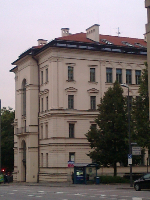 A house with an interesting "lifted roof" line, near Sendlinger Tor, no idea if this was the original vision of the architect or the outcome of a modernisation, anyway, looks good