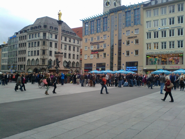 Everyone watching the Glockenspiel, Marienplatz, München