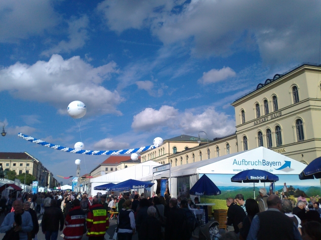 Tag der Deutschen Einheit nearing..., Aufbruch Bayern tent on the right, looking down towards Siegestor