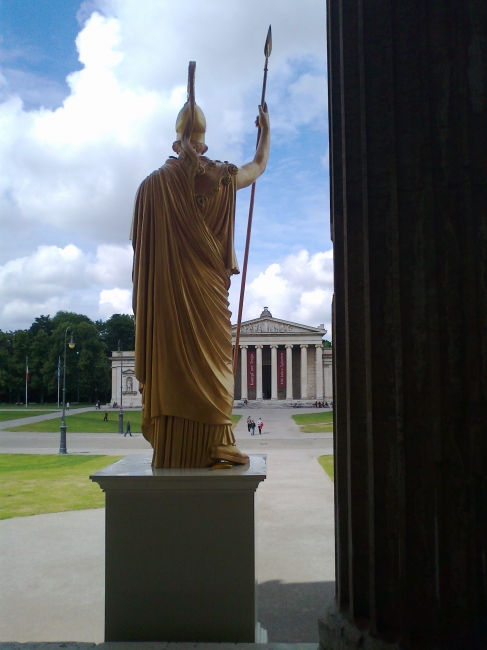 Goldener Krieger am Eingang von Hinten, Blick Richtung Glyptothek, antikensammlung, münchen