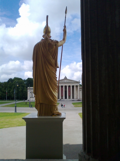 Goldener Krieger am Eingang von Hinten, Blick Richtung Glyptothek, antikensammlung, münchen