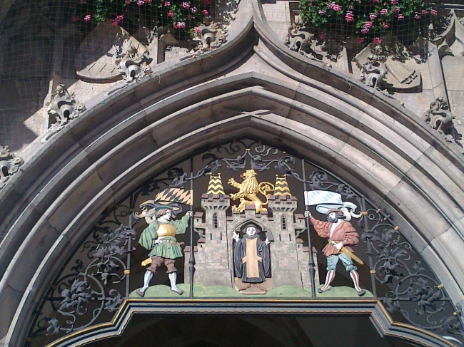 Wrought iron detail with gold plated figures, on the facade of the Neues Rathaus