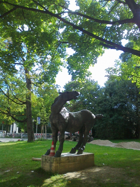 Wieherndes Pferd, Bronzestatue in München, bei der Glyptothek