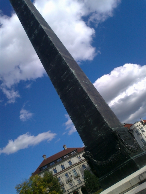 Schwarzer Obelisk, blauer Himmel, Black Obelisk, on Brienner Straße