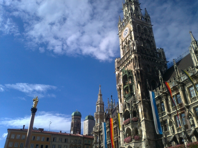 Neues Rathaus, as seen from Marienplatz, Blue bavarian skies