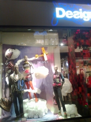 Desigual window scene ...