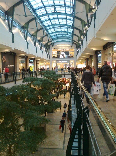 CentrO Oberhausen Anbau und Erweiterung, The newly opened annex to the long-established Centro mall in Oberhausen adds quite a number of shops to the already large shopping mall, namely Peek & Clopp...