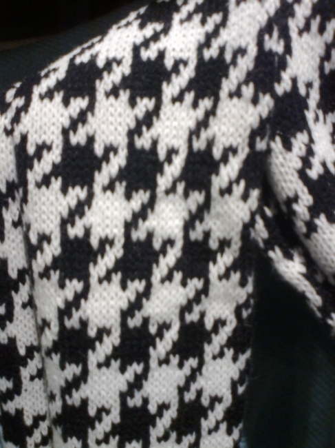 Hanentritt (houndstooth ), pattern on a scarf