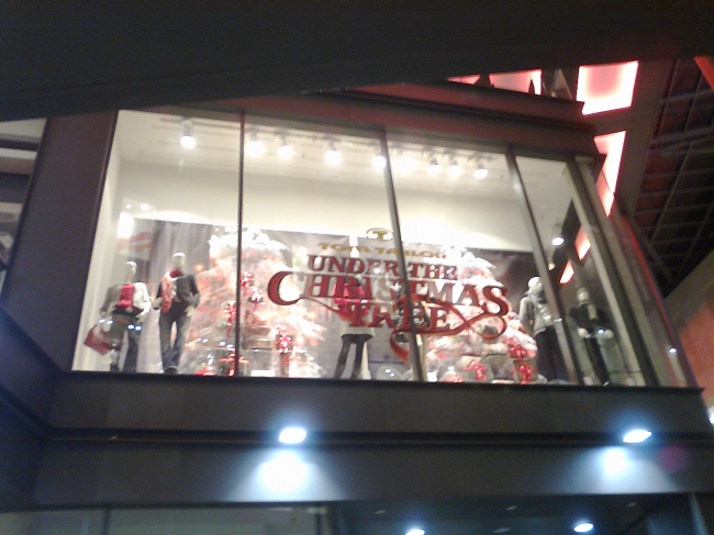 "Under the Christmas tree", shopping window decoration of Tom Tailor, Forum Duisburg mall