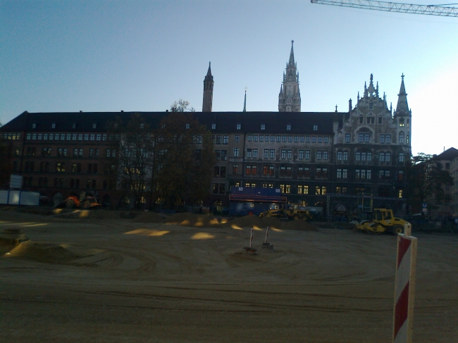 Digging behind the neues Rathaus has finally ended, only sand is left
