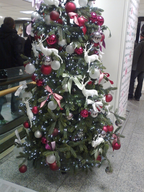Christmas tree with white raindeers, 
