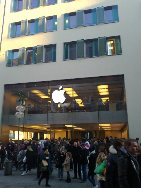 Apple Store Munich, church for all the followers, of which there are so many that recent news were bad for apple, with reports of bad working conditions and bullying - and high ...