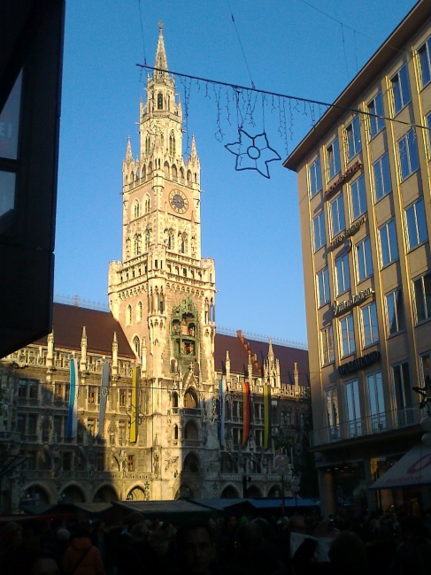 Neues Rathaus Munich, with Marienplatz in front and early Weihnachtsmarkt booths