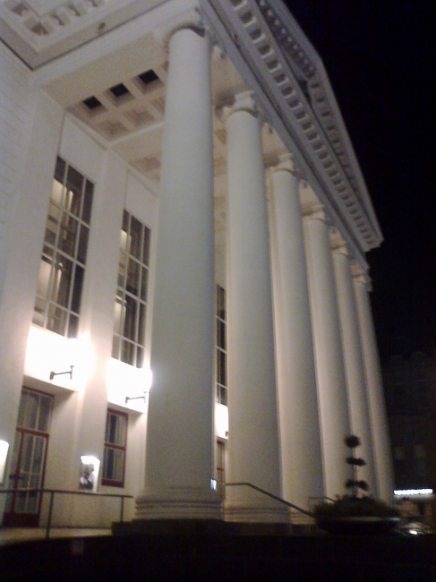 Stadt Theater Duisburg at night, 