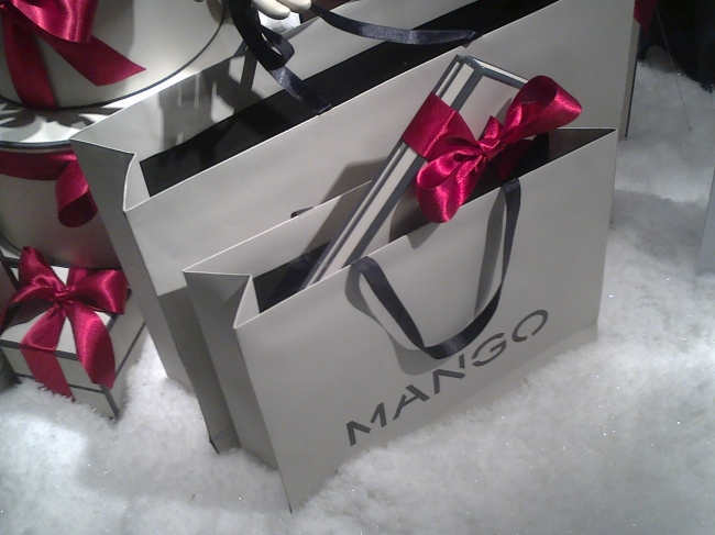 Mango shopping bag, in the snow...