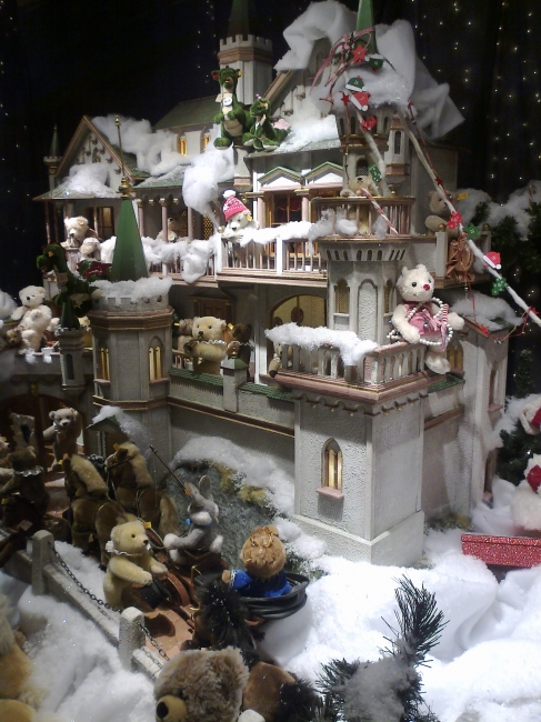 Kaufhof Kö Christmas window, sponsored by Steiff, 