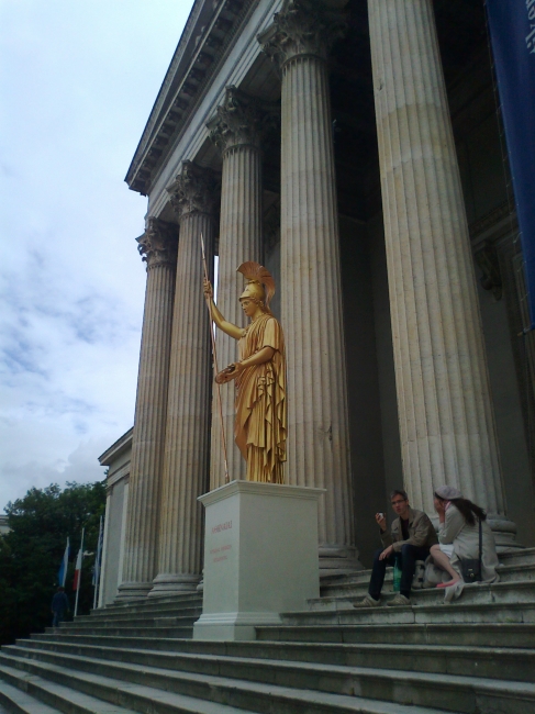 Eingang mit goldener Statue, 