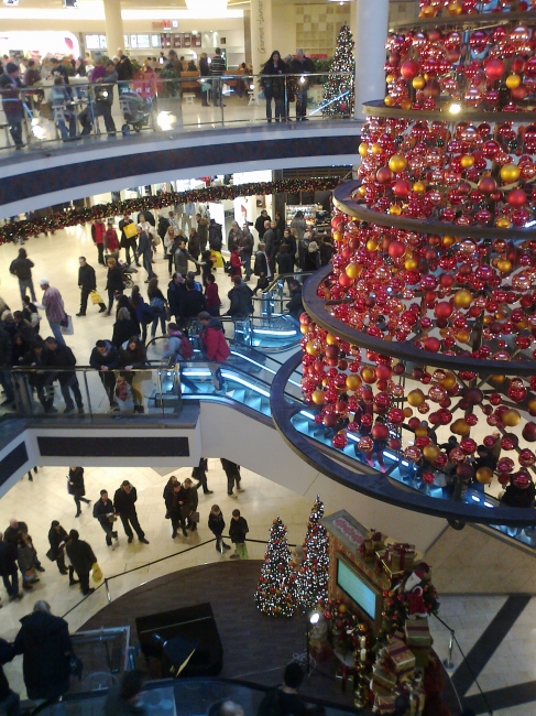 Big rotunda at Limbecker Platz, in Christmas glitz
