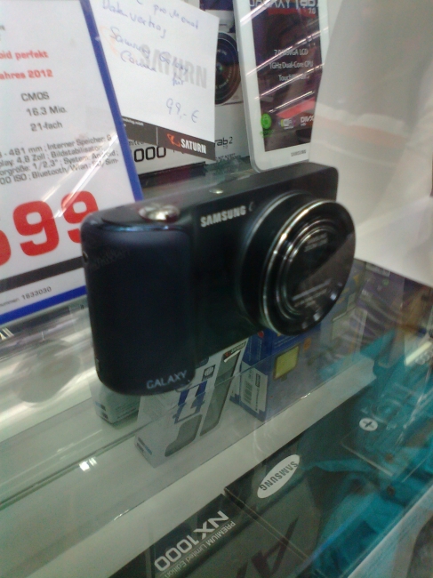 Samsung Galaxy Camera in black, a Galaxy Tab in camera form factor