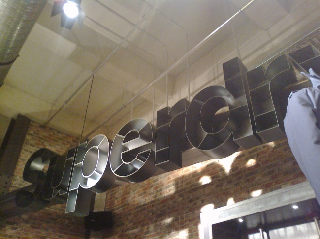 Superdry steel logo, Centro annex