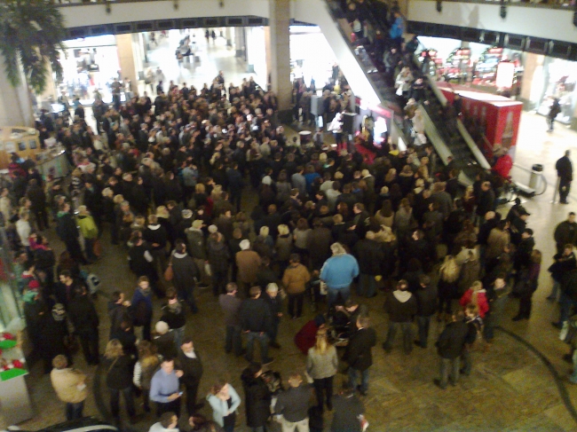 Crowds gathering at the central dome in Centro, when Santa was giving away tombola prizes