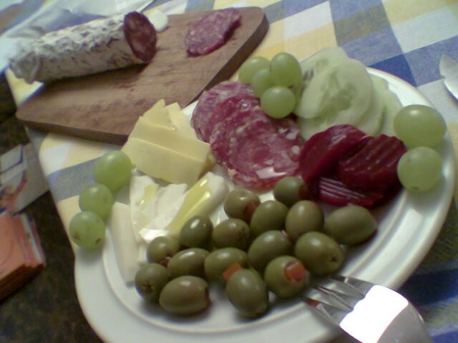 Käse, Salami, Trauben, Oliven, 