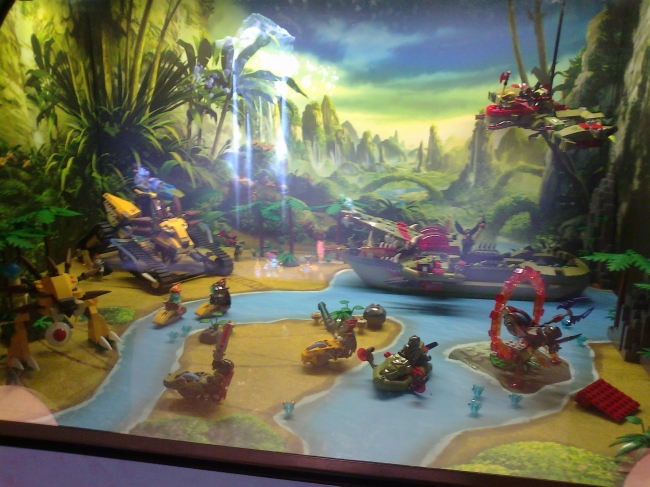LEGO Chima 3D Display, LEGO seems to like these 3D display dioramas with a 45 degree hald transparent mirror / glass 