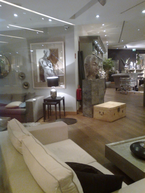 Asian Pacific Kitch Interior, all complete with gigantic head of some god and dark woods @ stilwerk Düsseldorf