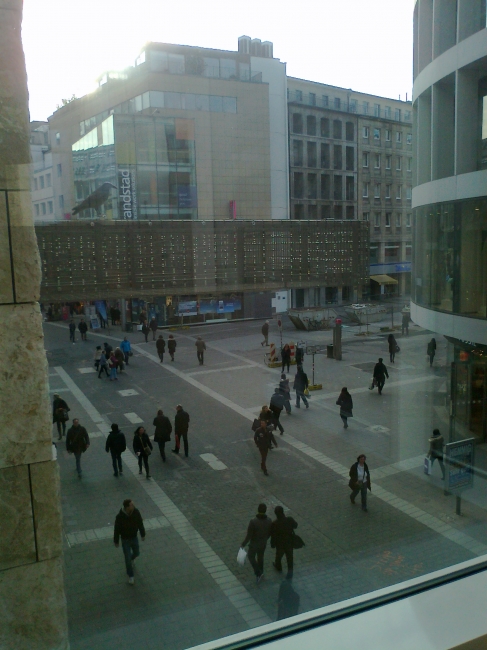 Schadowstraße Ecke KÖ Bogen, across from the "Gerry Weber" shop, on first level of P&C, at Coffee Shop "La Citté" (the silver horizontal thingy in front is the roof above Schadowarkaden'...