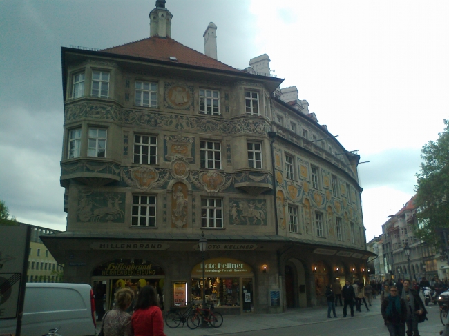 Sendlinger Straße, richly textured facade