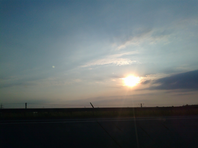 Sunset, anmd phone camera suffering from rolling shutter effect... As seen from the 8N between Duisburg and Kaiserswerth/Düsseldorf; Autobahn, Bundestraße, Umgehungs...