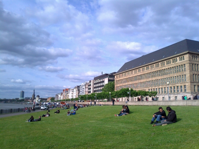 Mannesmannufer, looking Altstadt