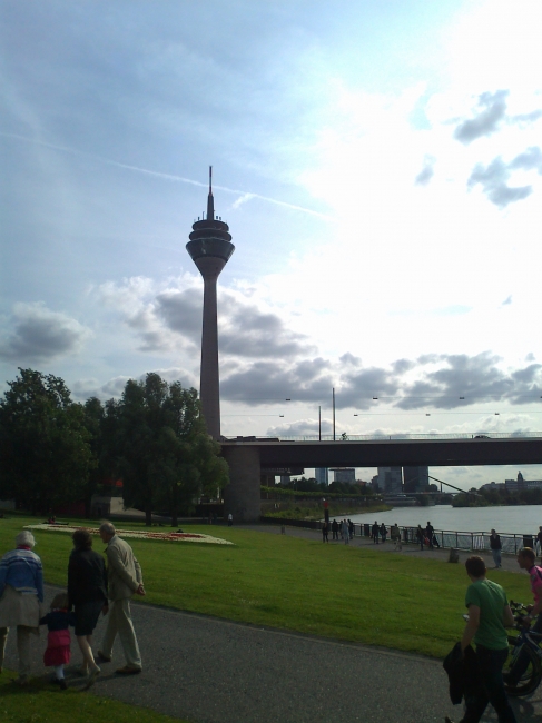 Rheinturm Düsseldorf, with the Landtag hidden behind the bridge