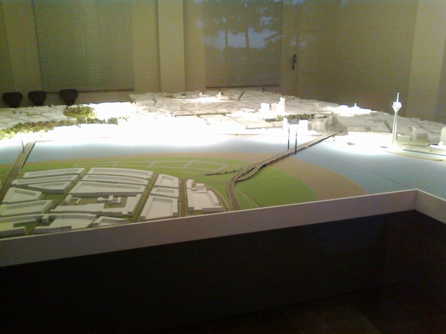 Model of Düsseldorf 2, as found on the Rheinufer-Promenade