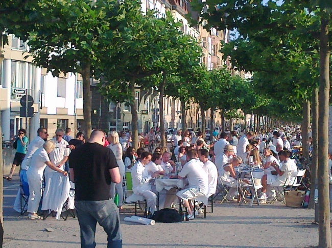 Nuit Blanche in Düsseldorf 2013, I don't know if this was ad-hoc or officially planned but on July 6th, on the Promenade, a few hundred people celebrated a Nuit Blnache, all complete with Sa...