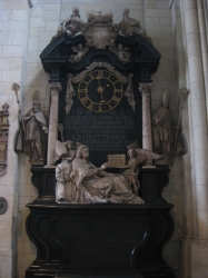 Altar mit Uhr im Dom z...