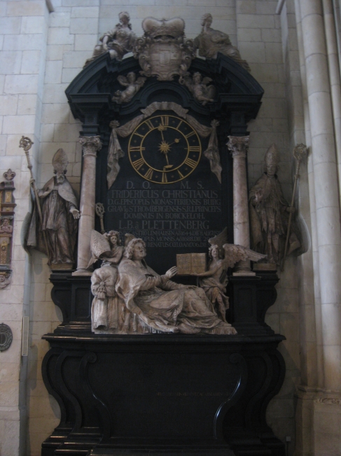 Altar mit Uhr im Dom zu Münster, 