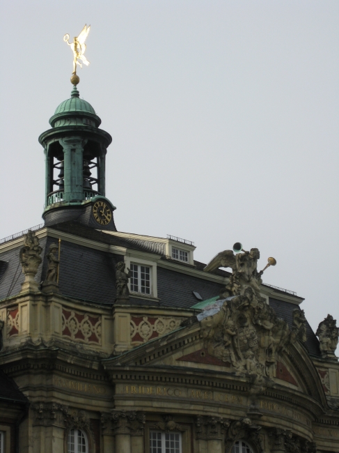 Schloss-Turm mit Uhr, auf dem Dach vom jetzigen Uni Gebäude