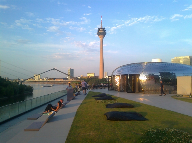 Terrrace of th Grand Hyatt Medienhafen Düsseldorf (Pebbles Bar), people lounging