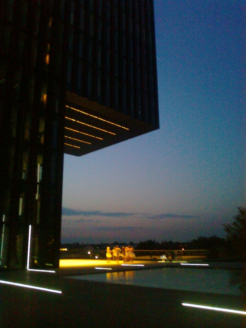 A hen night group gathering under one of the Hyatt towers, Junggesellinnen Abschied