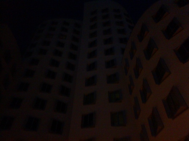 Gehry-Bauten, Frank O. Gehry's white building in Düsseldorf at night